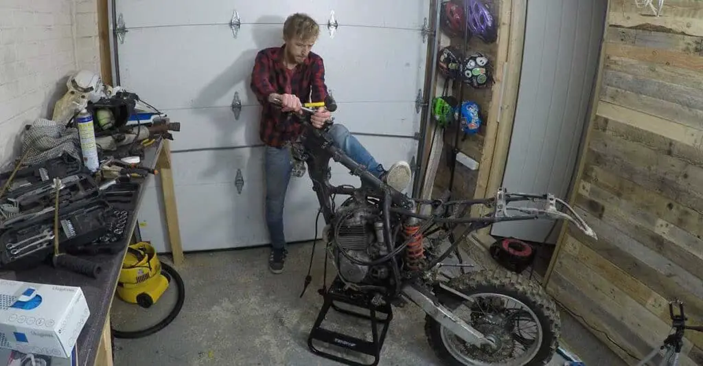spray paint dirt bike frame